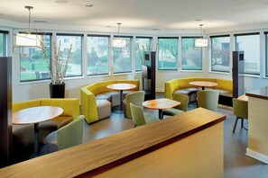 Lobby - Courtyard by Marriott Lansing (Lansing)