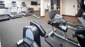 Ett gym med löpband, crosstrainers och styrketräningsmaskiner.