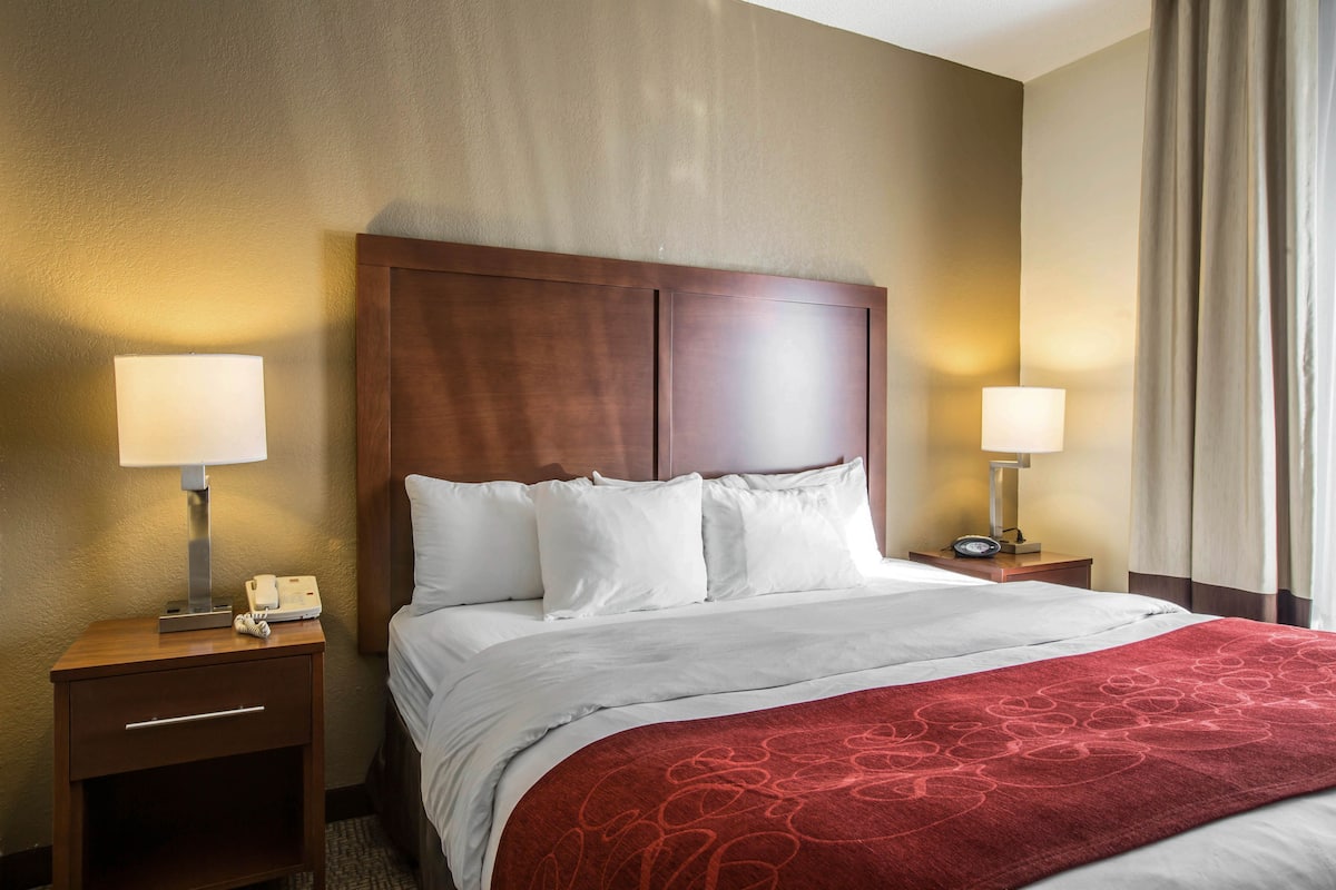 Suite, Non Smoking | In-room safe, desk, iron/ironing board, free wired internet