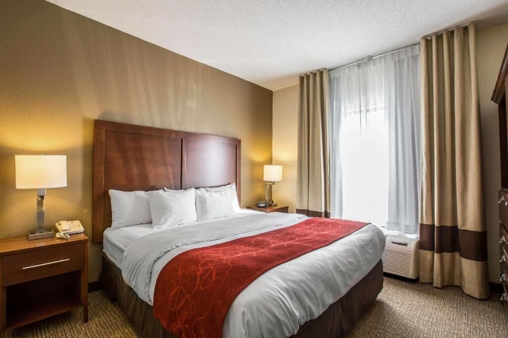 In-room safe, desk, iron/ironing board, free wired Internet