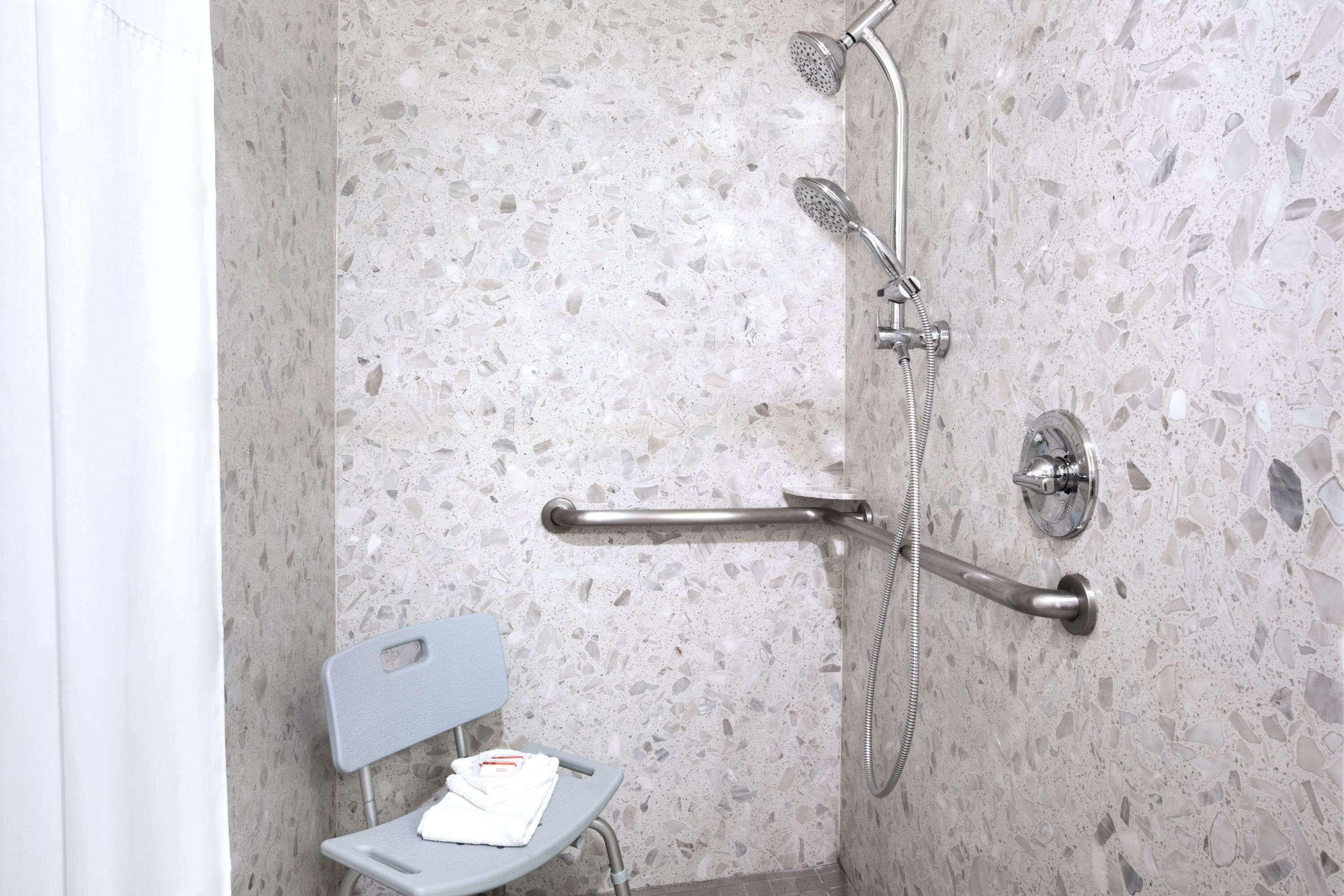 Zimmer, 2 Queen-Betten, barrierefrei, Nichtraucher (Mobility/Hearing Impaired) | Badezimmer | Duschwanne, kostenlose Toilettenartikel, Haartrockner, Handtücher