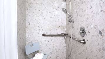 Zimmer, 2 Queen-Betten, barrierefrei, Nichtraucher (Mobility/Hearing Impaired) | Badezimmer | Duschwanne, kostenlose Toilettenartikel, Haartrockner, Handtücher