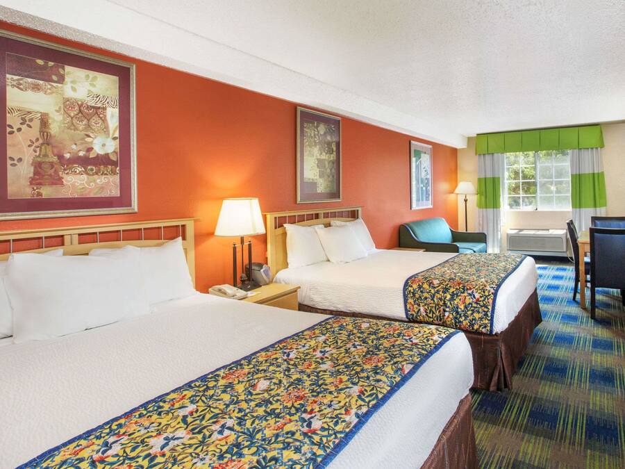 Sängtillbehör av högsta kvalitet, skrivbord och mörkläggningsgardiner