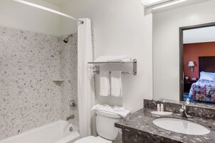 淋浴/盆浴组合、免费洗浴用品、吹风机、毛巾