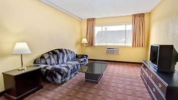 1 habitación, escritorio y tabla de planchar con plancha