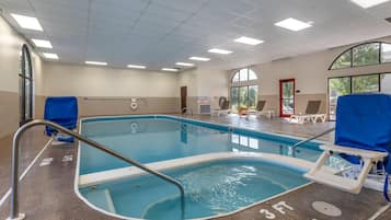 Piscina interior com indicador de profundidade de 90 centímetros, cadeira de salva-vidas e toldo.