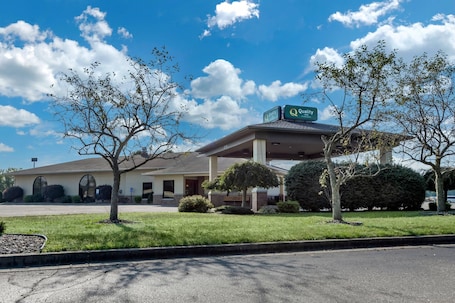 Exterior. Quality Inn Dover
