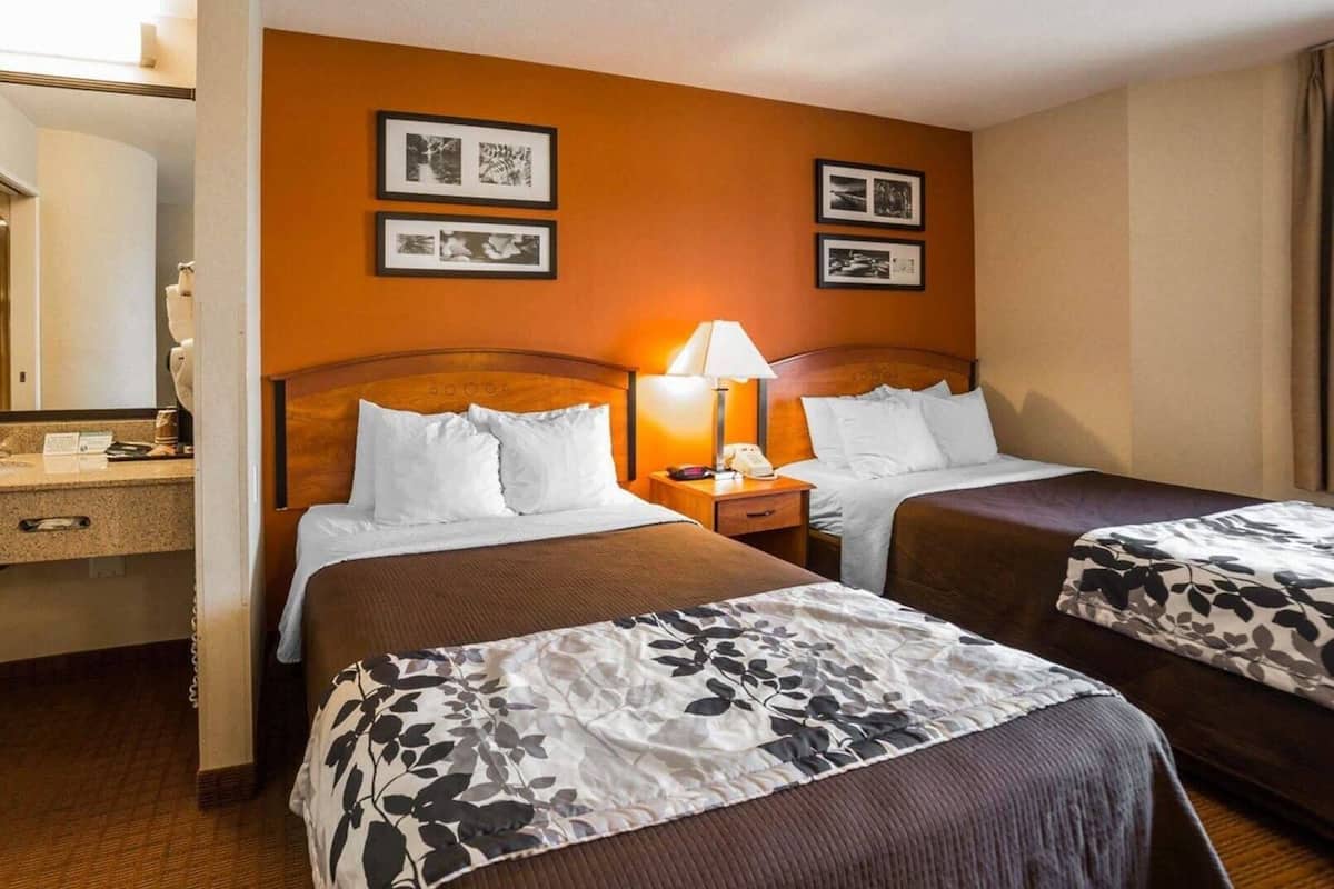 Escritorio, tabla de planchar con plancha, wifi gratis y ropa de cama