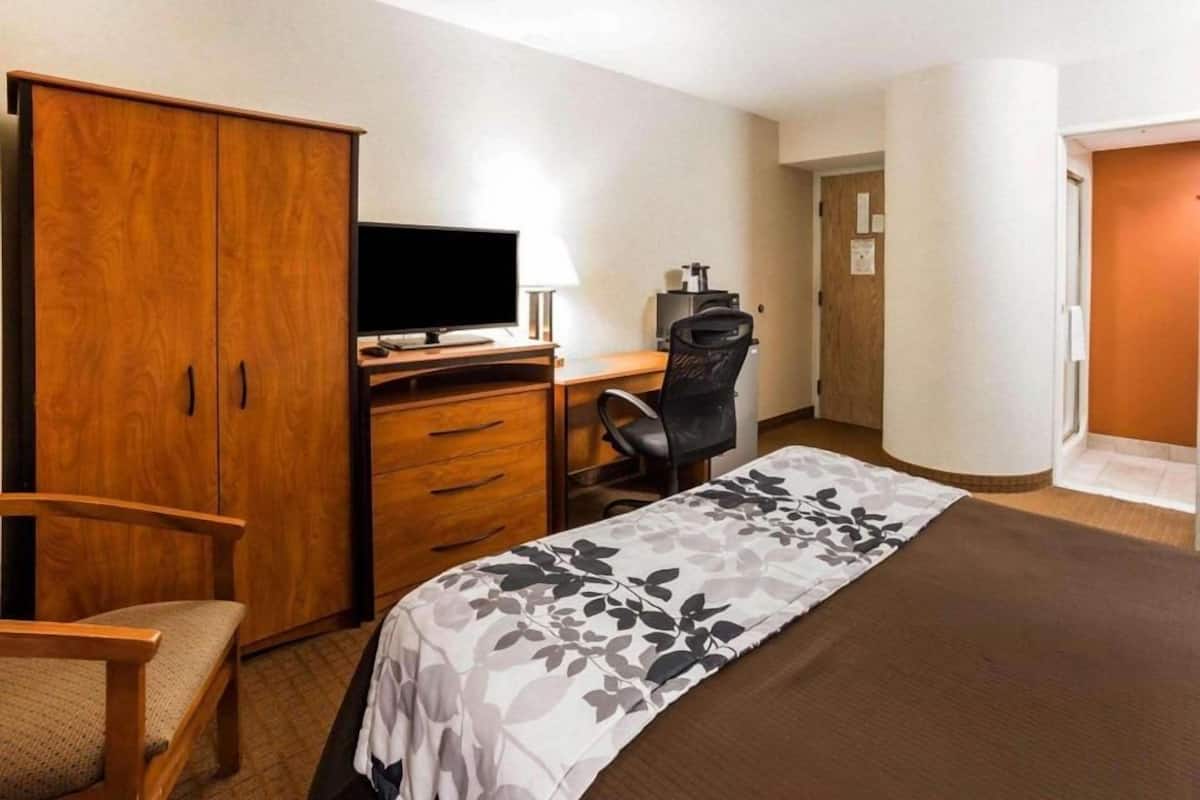 Escritorio, tabla de planchar con plancha, wifi gratis y ropa de cama