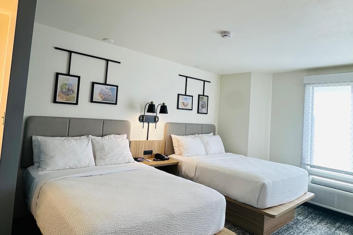 Escritorio, tabla de planchar con plancha, wifi gratis y ropa de cama