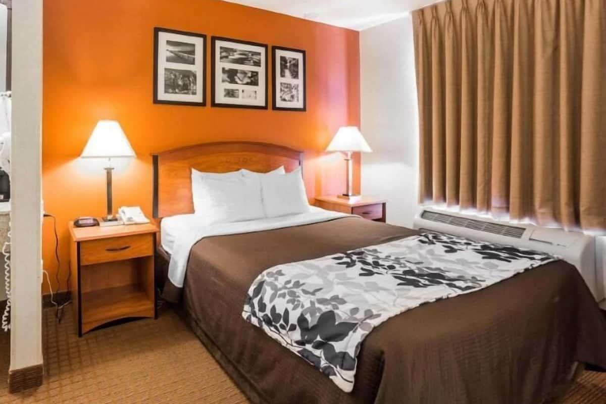 Escritorio, tabla de planchar con plancha, wifi gratis y ropa de cama