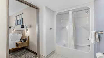 Kamar, 1 Tempat Tidur Queen, akses difabel, Bebas Asap Rokok | Meja kerja, setrika/meja setrika, Wi-Fi gratis, dan seprai linen