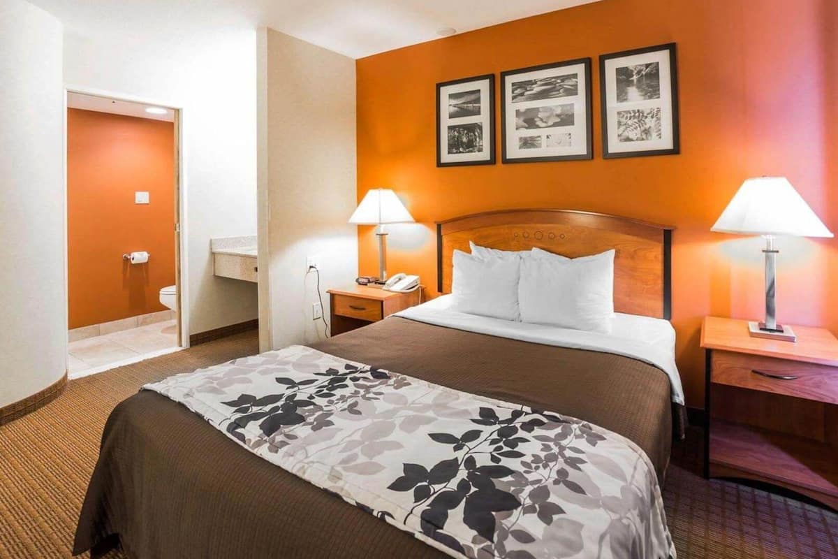 Escritorio, tabla de planchar con plancha, wifi gratis y ropa de cama