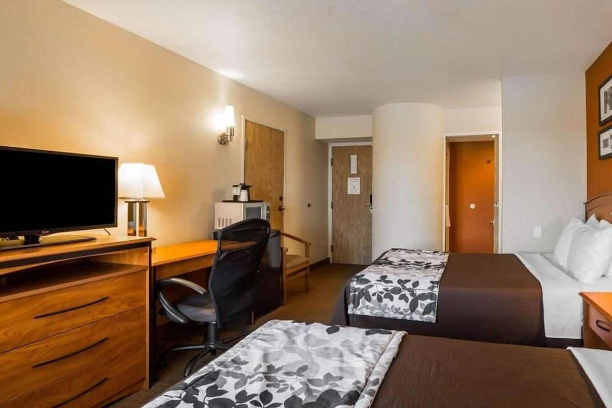 Escritorio, tabla de planchar con plancha, wifi gratis y ropa de cama