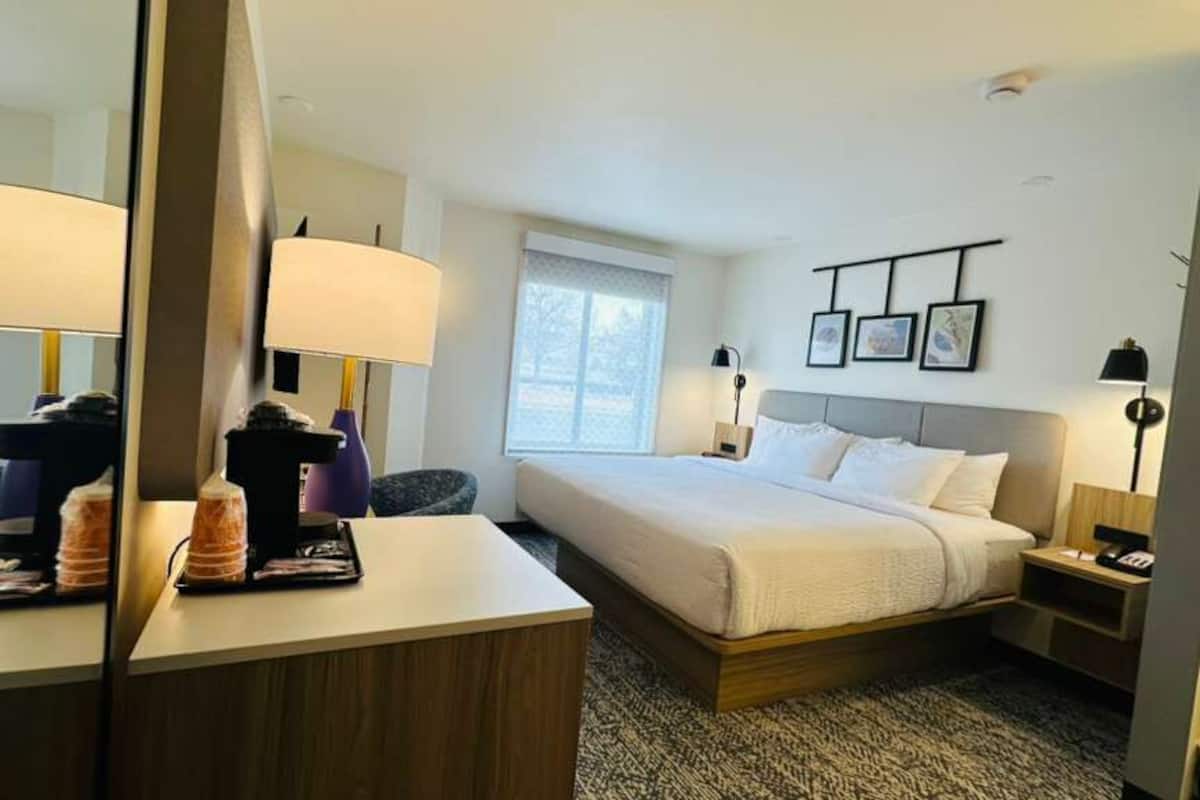 Escritorio, tabla de planchar con plancha, wifi gratis y ropa de cama