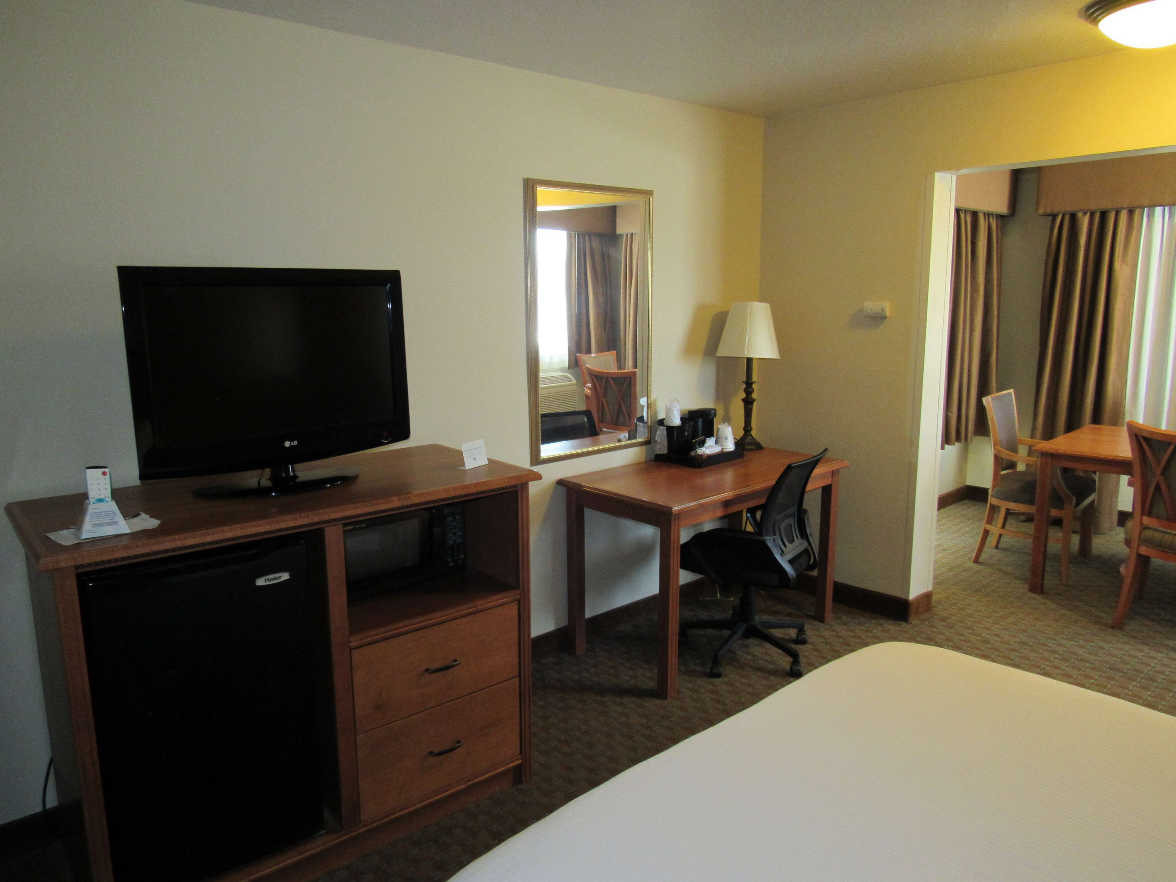 room, 2 queen beds | room amenity