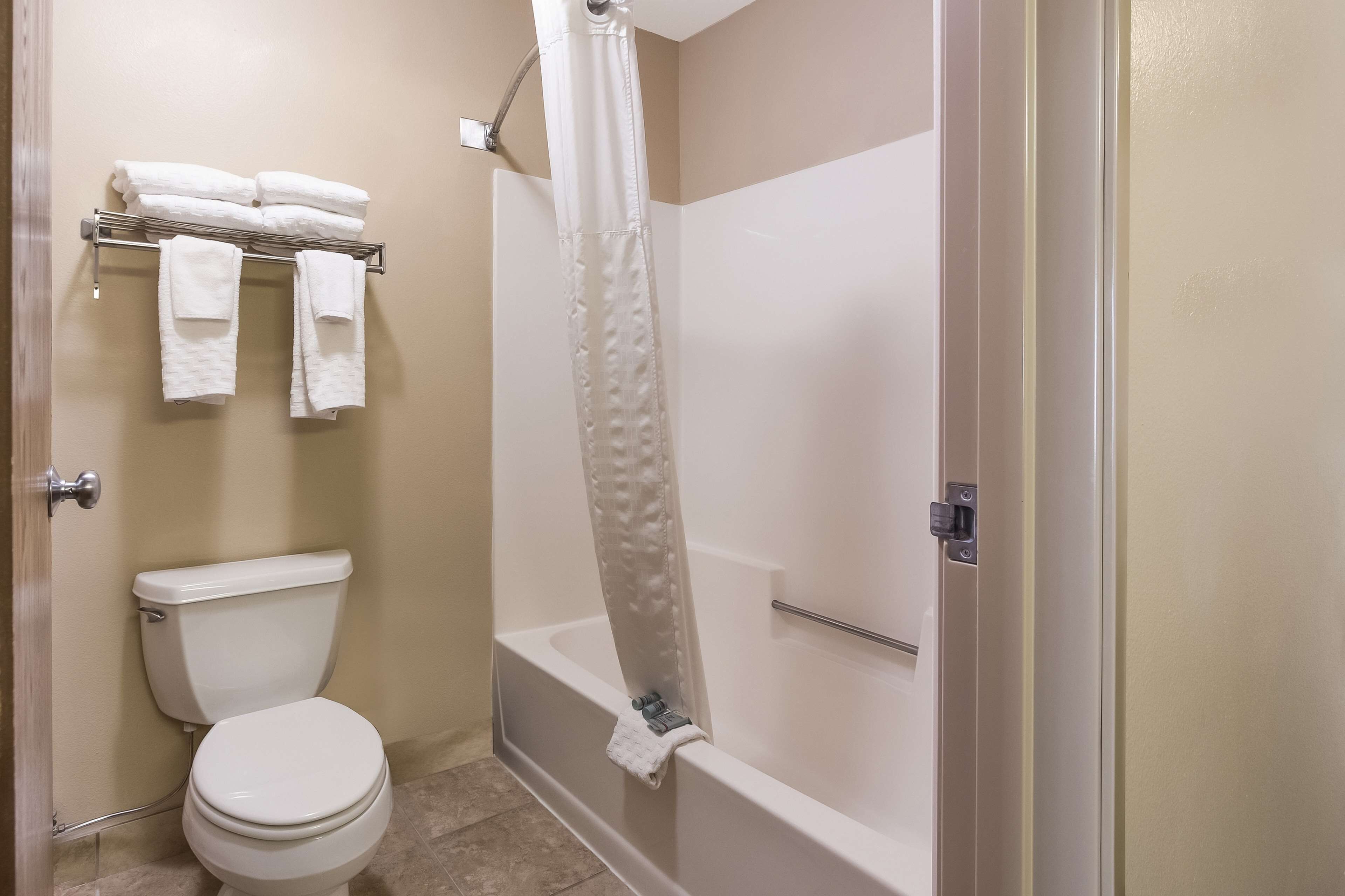 combined shower/bathtub, eco-friendly toiletries, hair dryer, towels