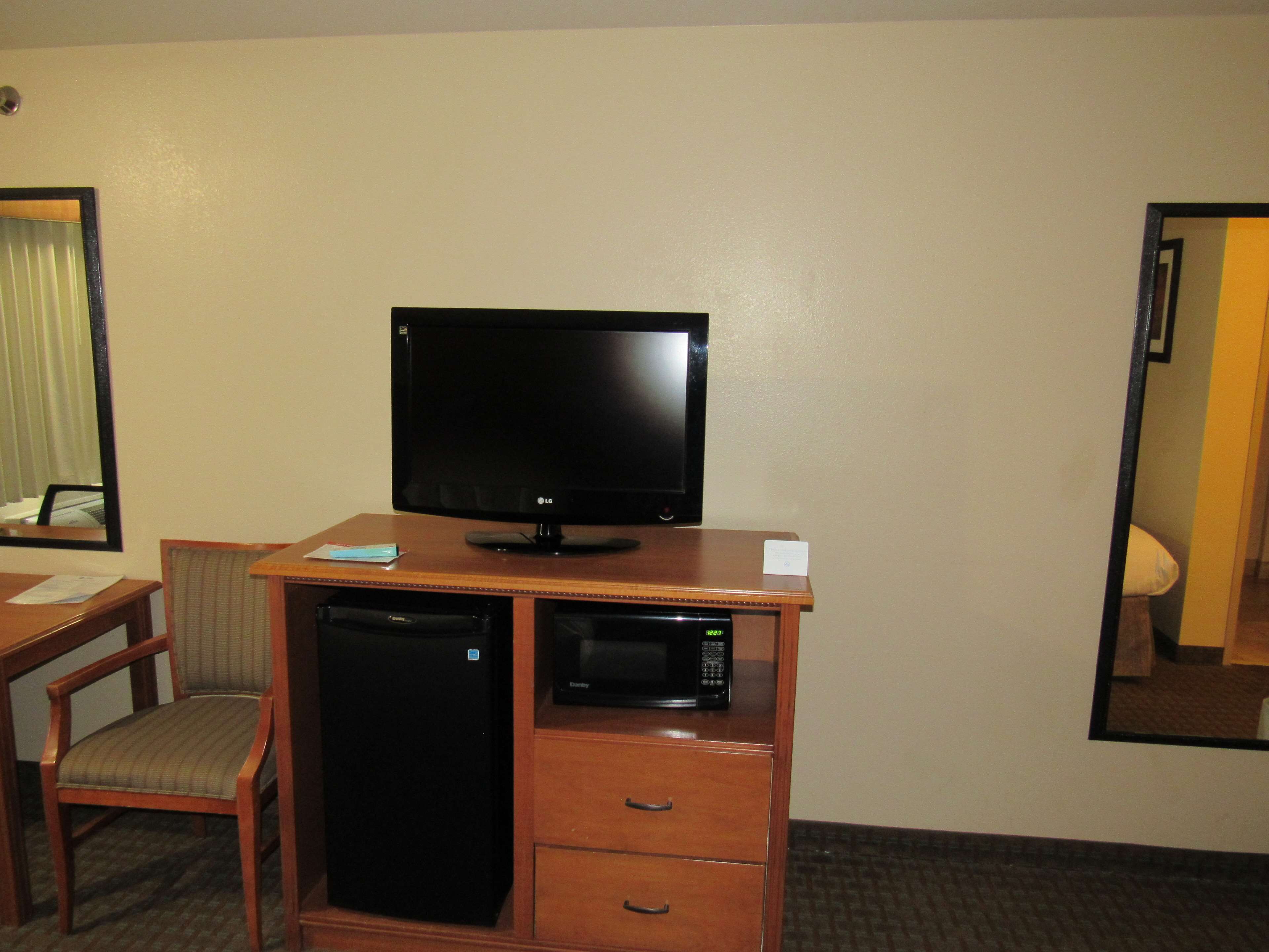 room, 2 queen beds | room amenity