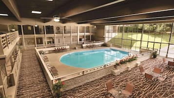 Inomhuspool och en säsongsöppen utomhuspool