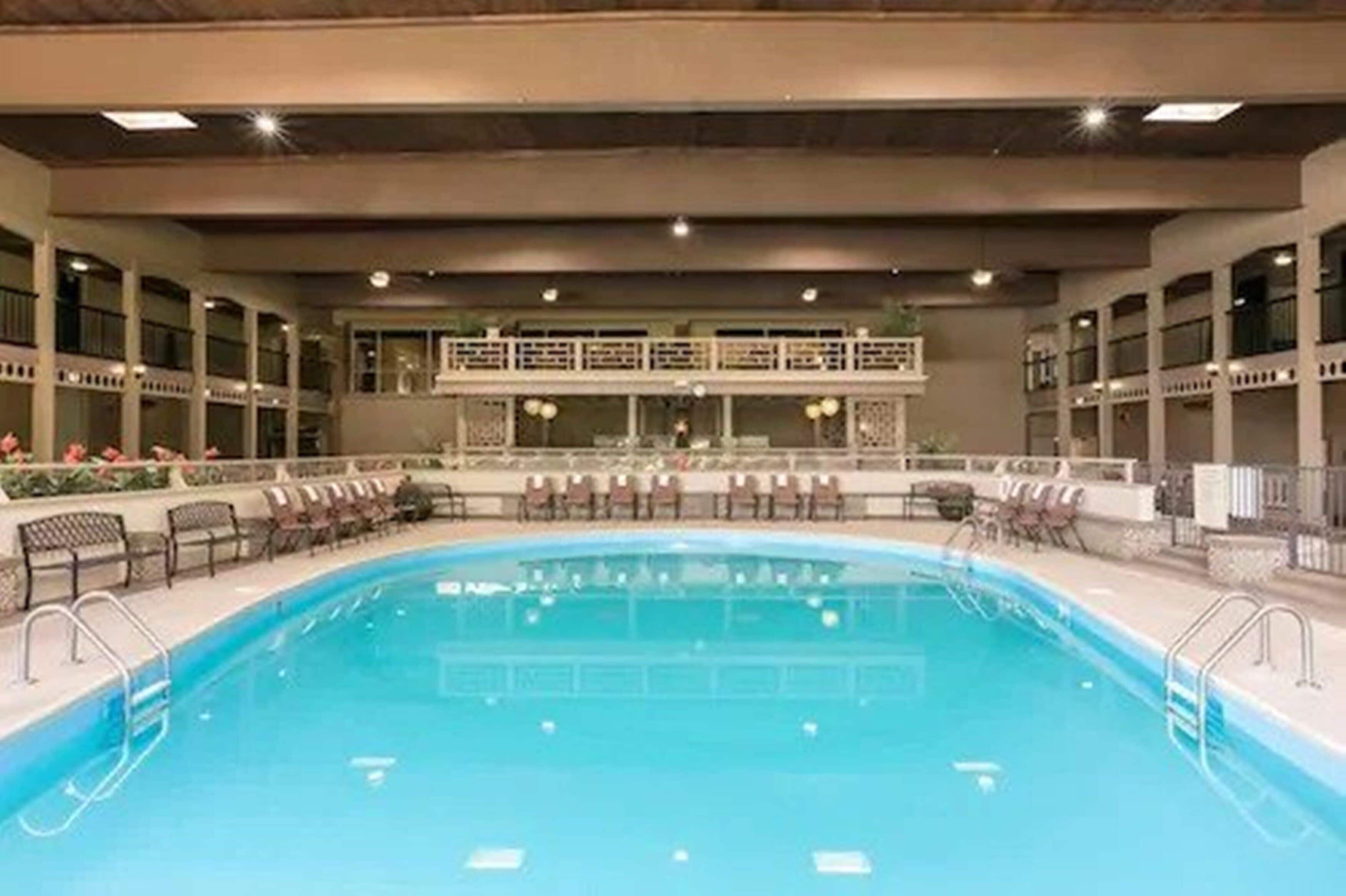 Inomhuspool och en säsongsöppen utomhuspool