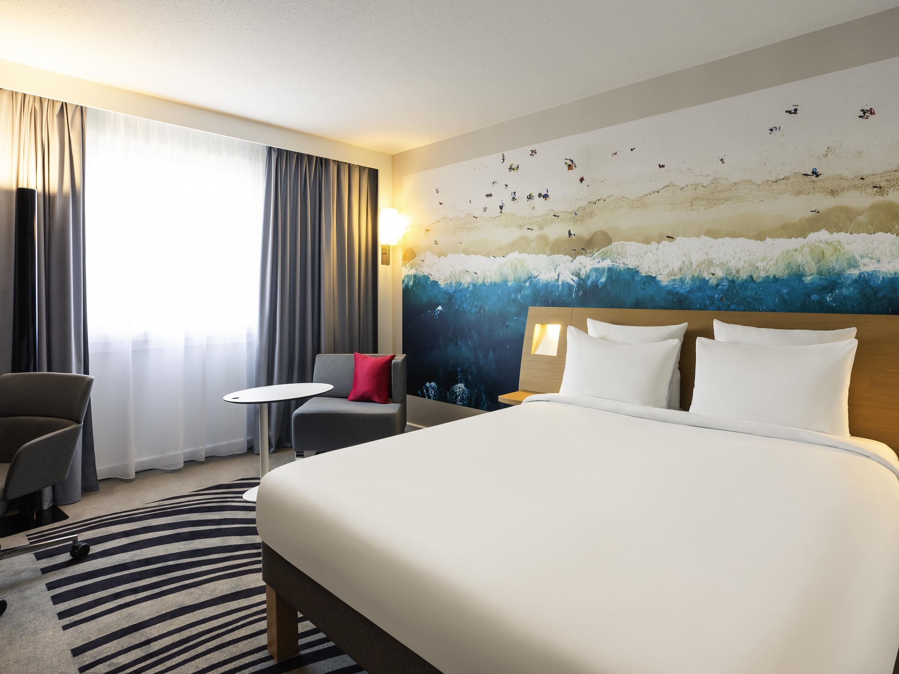 고급 침구, 객실 내 금고, 책상, 암막 커튼