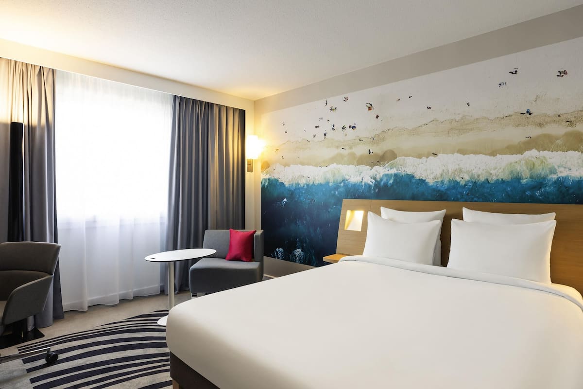 Ropa de cama de alta calidad y caja de seguridad en la habitación