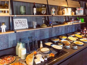 Desayuno buffet todos los días (EUR 20 por persona) 