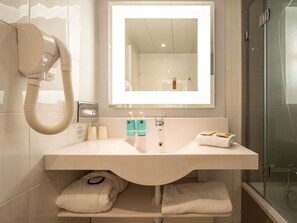 Articles de toilette écologiques, sèche-cheveux, serviettes fournies