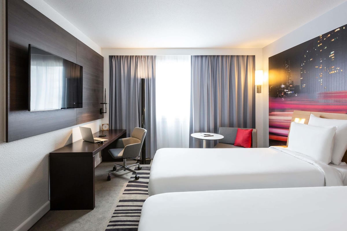 Premium bedding, in-room safe, desk, blackout drapes