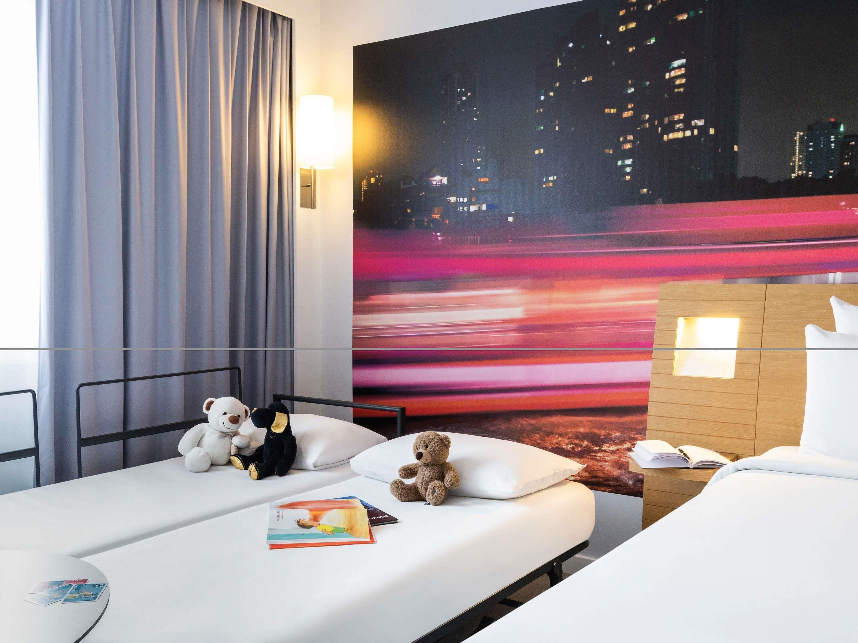 family room, multiple beds | premium bedding, in-room safe, desk, blackout curtains