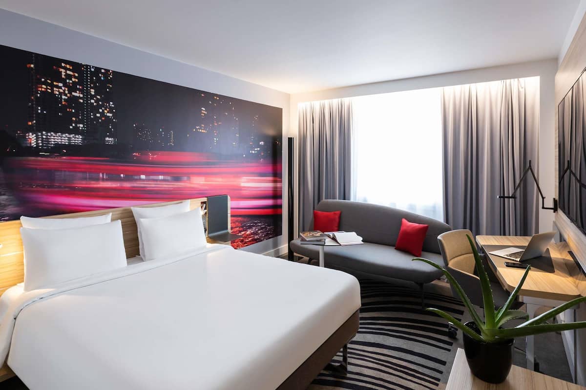 Premium bedding, in-room safe, desk, blackout drapes