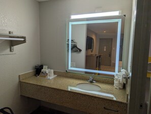 Combined shower/tub, towels