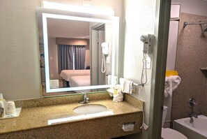Combined shower/tub, towels