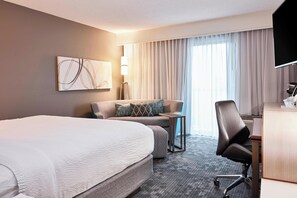 32-inch LCD TV with satellite channels, TV, iPod dock - Courtyard by Marriott Cincinnati Airport South/Florence (Florence)
