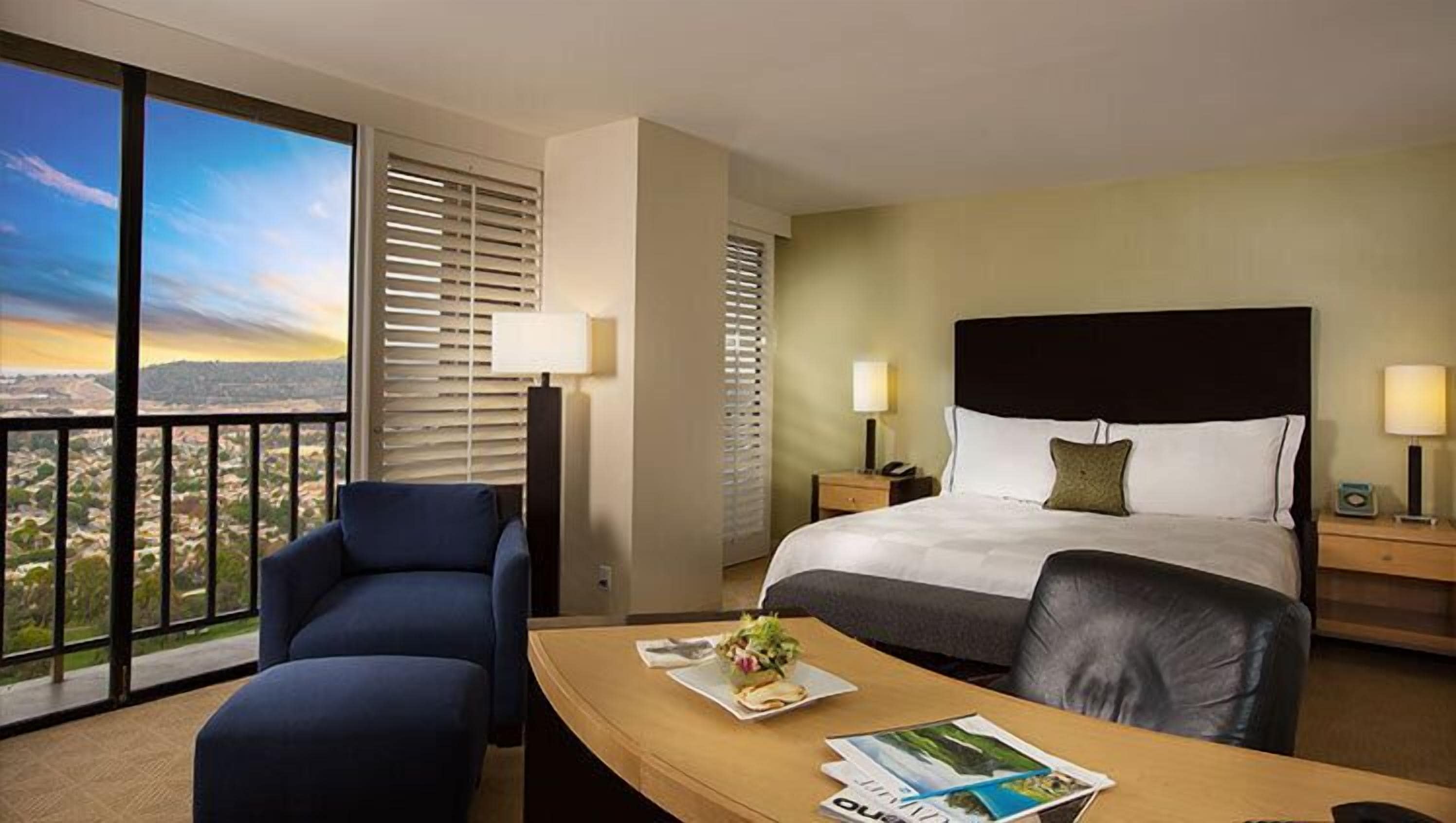 Ropa de cama hipoalergénica y caja de seguridad en la habitación 