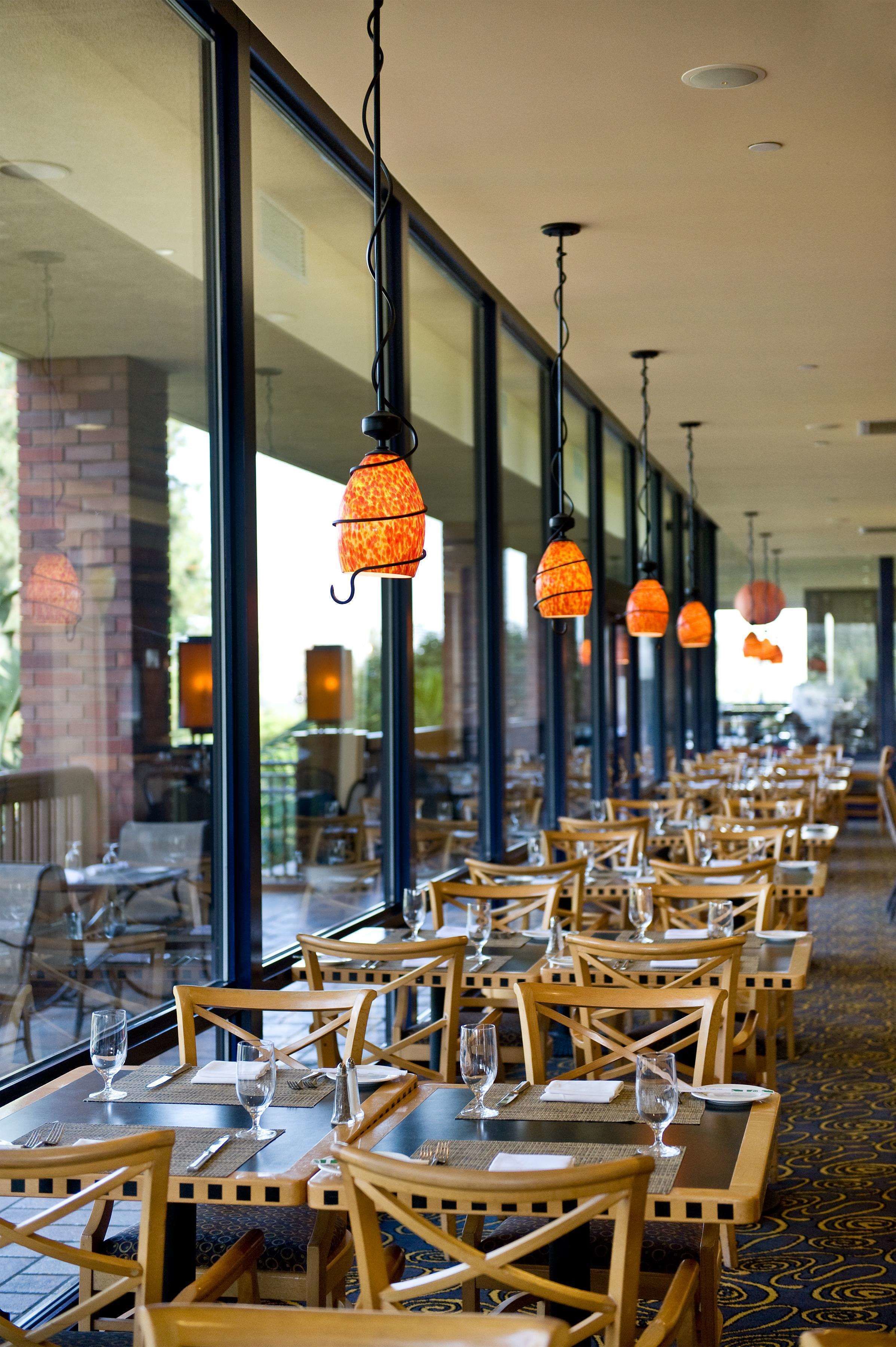 2 restaurantes; se sirven desayunos 