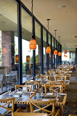 2 restaurants, breakfast served