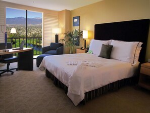 Ropa de cama hipoalergénica y caja de seguridad en la habitación 