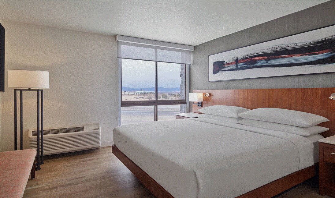 套房, 1 張特大雙人床及 1 張梳化床 | 高級寢具、書桌、手提電腦工作空間、遮光窗簾/窗簾