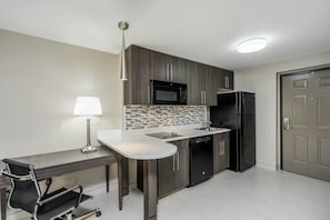 Efficiency ルーム キングベッド 1 台 禁煙 | 専用キッチン | 電子レンジ、コーヒー / ティーメーカー