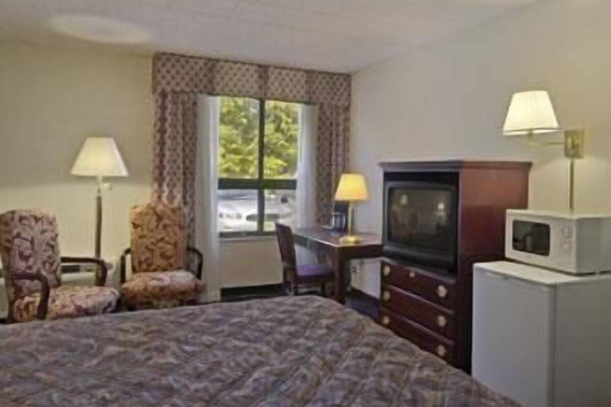 Basic Double Room | In-room safe, desk, laptop workspace, blackout drapes