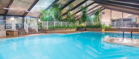 Alberca techada y alberca al aire libre