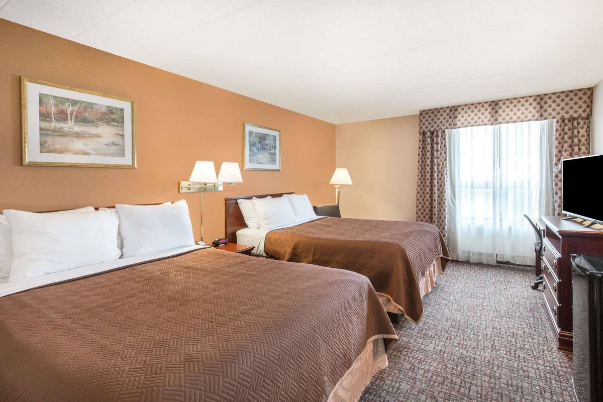 Basic Room | In-room safe, desk, laptop workspace, blackout drapes