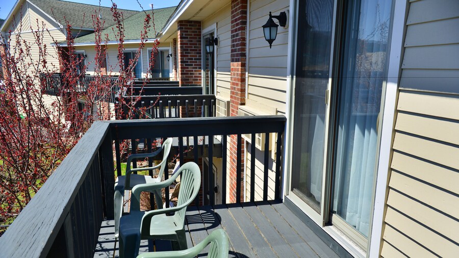 Clarion Inn & Suites at the Outlets of Lake George