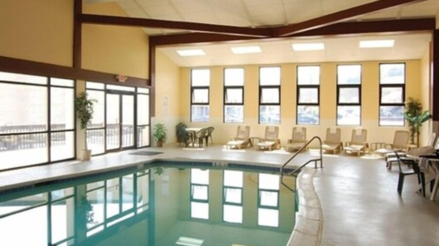 Clarion Inn & Suites at the Outlets of Lake George