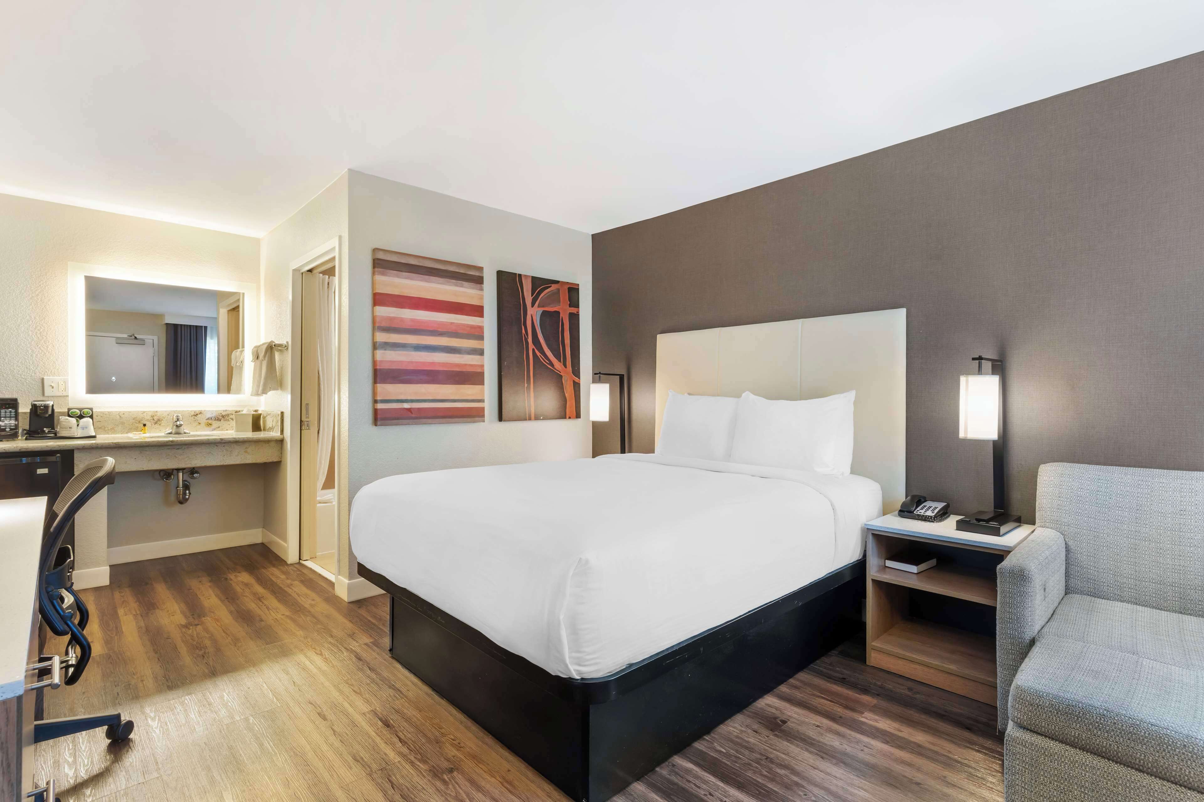 标准房, 1 张大床, 无烟房, 冰箱和微波炉 | 客房内保险箱、办公桌、熨斗/熨衣板、免费婴儿床