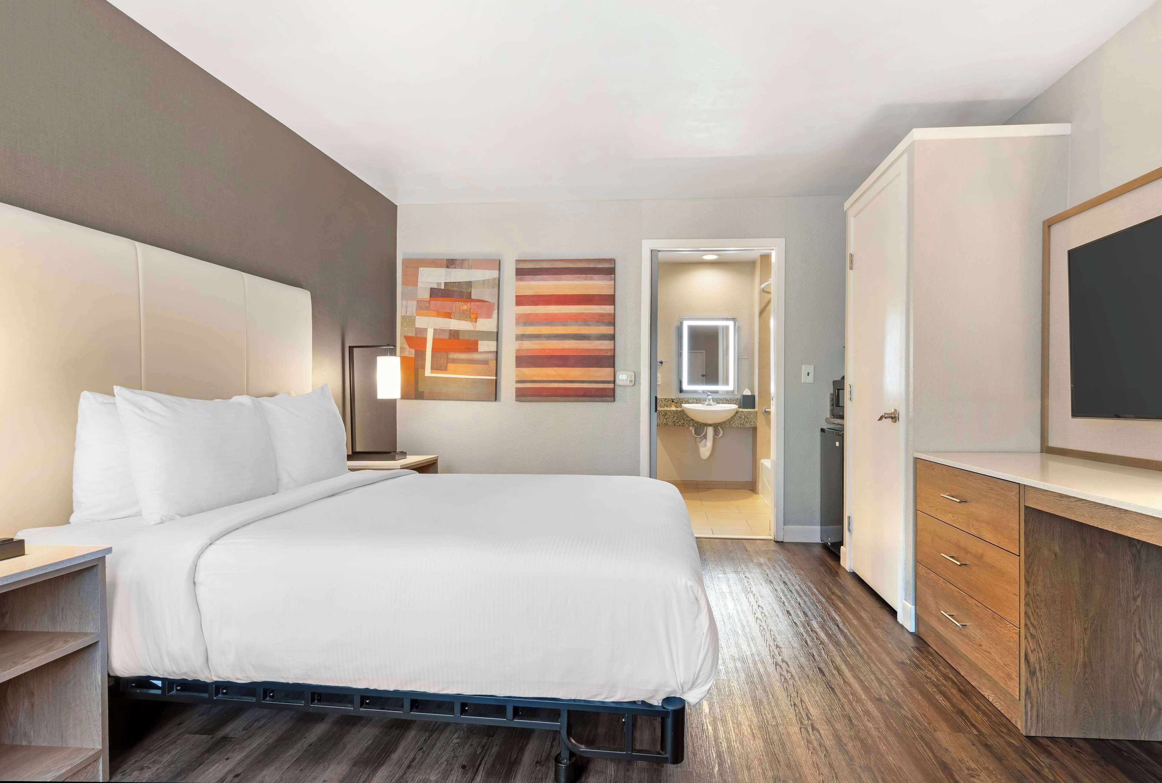 Pengeskab på værelset, skrivebord, strygejern/strygebræt