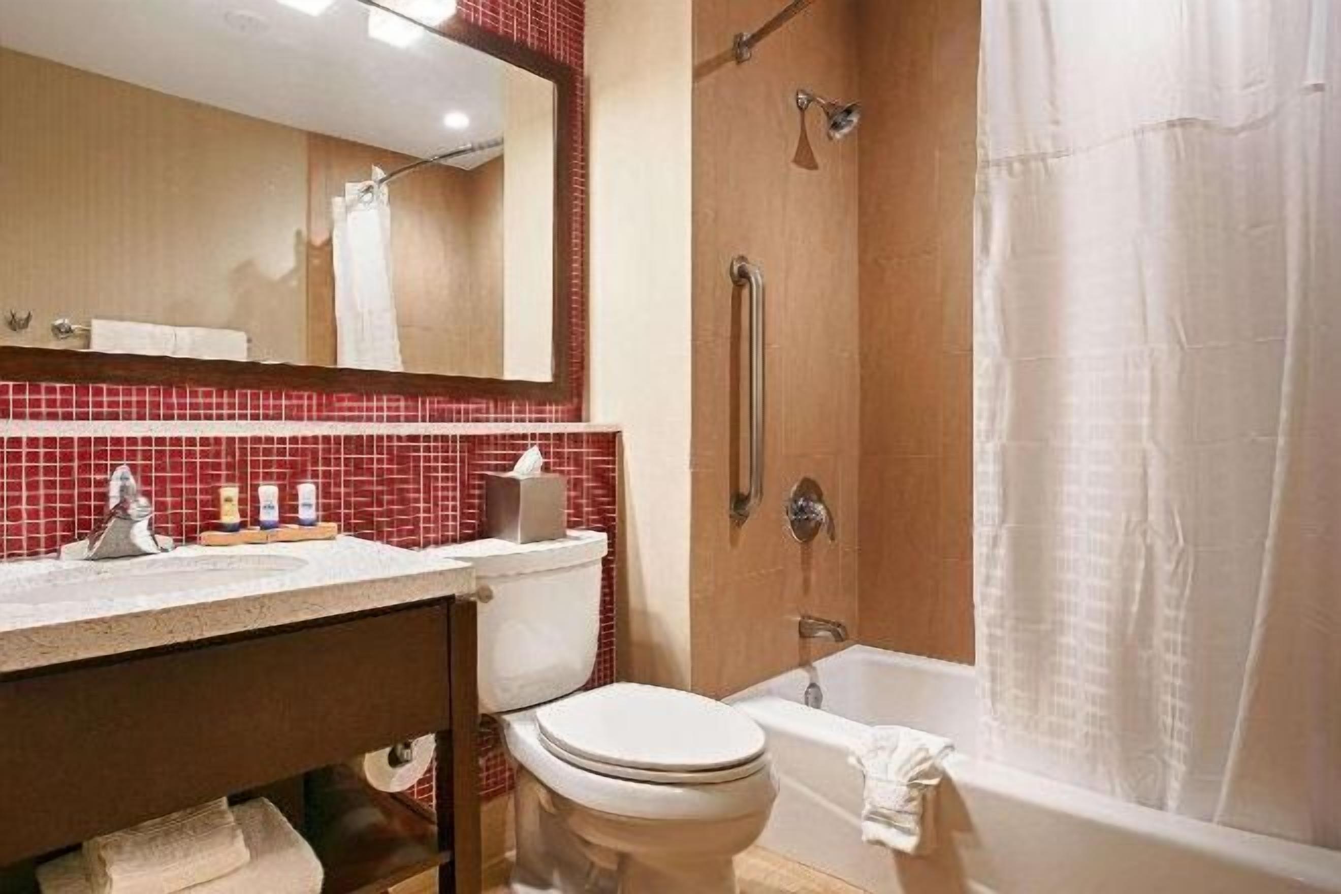 浴室 | 淋浴/盆浴组合、名牌洗护用品、吹风机、毛巾