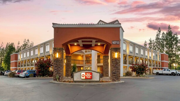 Ein Best Western Plus Hotel mit einem zentralen Atrium, mehreren Etagen und einem Parkplatz.