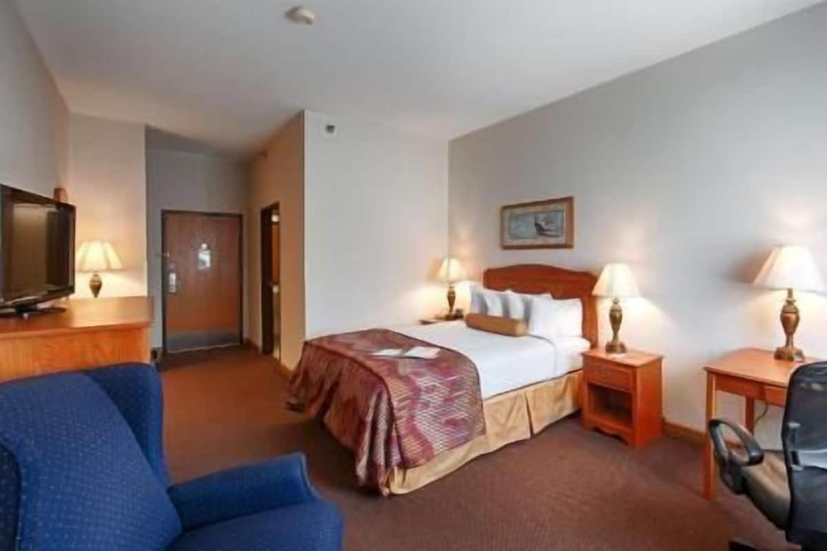Iron/ironing board, free WiFi, bed sheets, alarm clocks